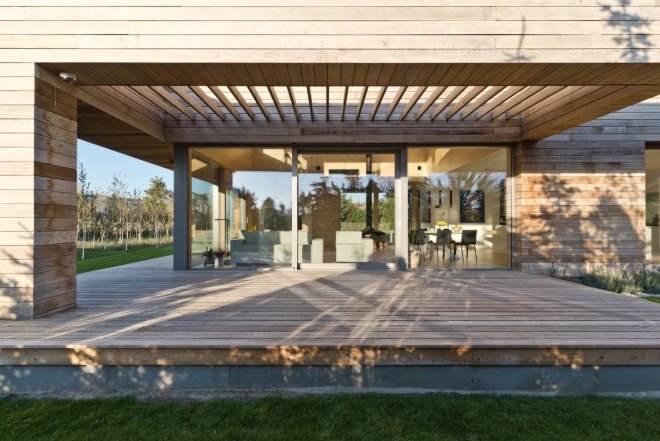 Cedar House by Mariusz Wrzeszcz, Cedar House in Poland, Mariusz Wrzeszcz in Poznan, east west oriented homes, Mariusz Wrzeszcz designed homes