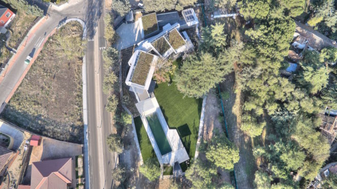 North Face by nodo17 group, Madrid passive solar architecture, recycled granite in house, passive solar architecture in Spain, naturally cooled homes