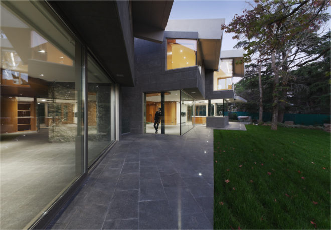 North Face by nodo17 group, Madrid passive solar architecture, recycled granite in house, passive solar architecture in Spain, naturally cooled homes