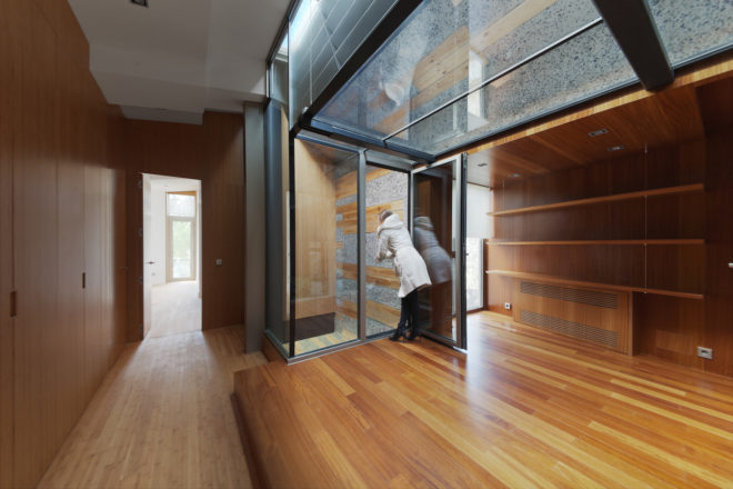 North Face by nodo17 group, Madrid passive solar architecture, recycled granite in house, passive solar architecture in Spain, naturally cooled homes