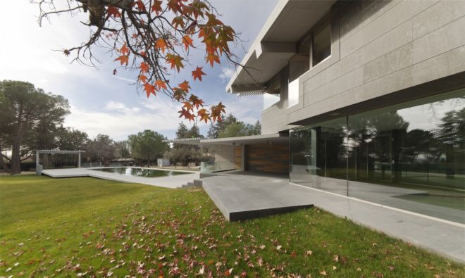 North Face by nodo17 group, Madrid passive solar architecture, recycled granite in house, passive solar architecture in Spain, naturally cooled homes
