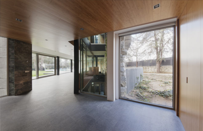 North Face by nodo17 group, Madrid passive solar architecture, recycled granite in house, passive solar architecture in Spain, naturally cooled homes
