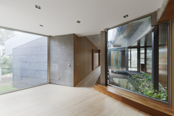 North Face by nodo17 group, Madrid passive solar architecture, recycled granite in house, passive solar architecture in Spain, naturally cooled homes