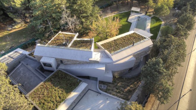 North Face by nodo17 group, Madrid passive solar architecture, recycled granite in house, passive solar architecture in Spain, naturally cooled homes