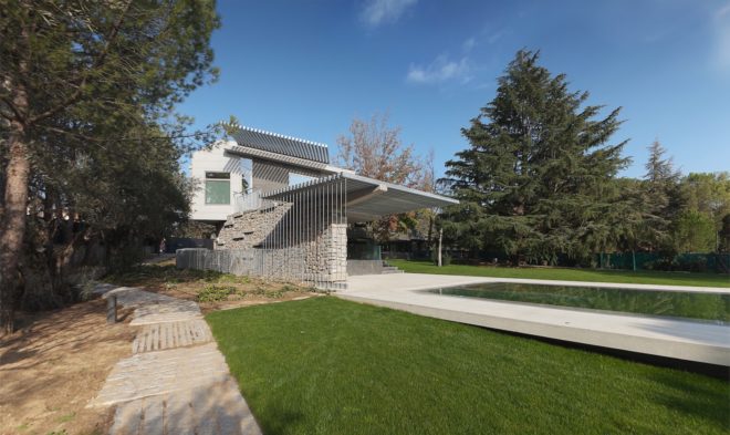 North Face by nodo17 group, Madrid passive solar architecture, recycled granite in house, passive solar architecture in Spain, naturally cooled homes
