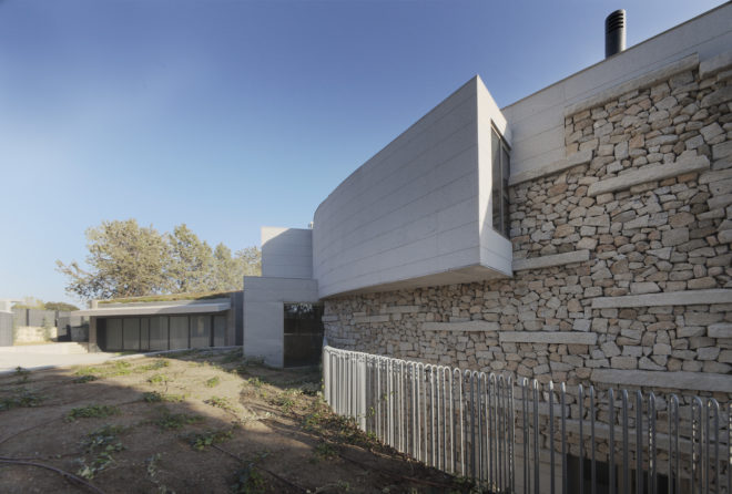 North Face by nodo17 group, Madrid passive solar architecture, recycled granite in house, passive solar architecture in Spain, naturally cooled homes
