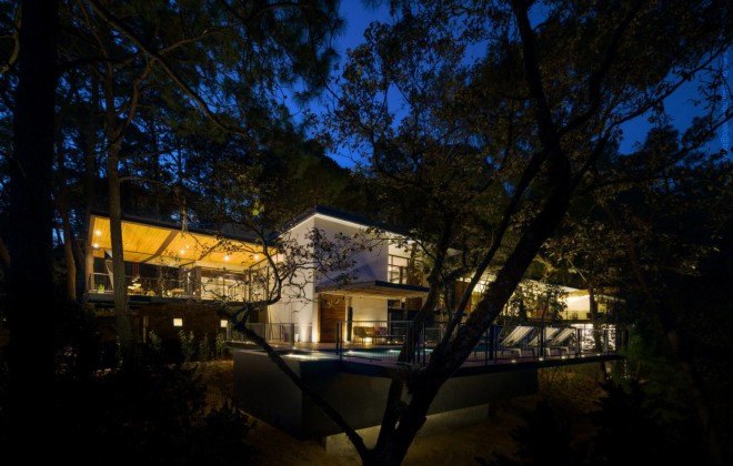 Broissin, green-roofed home, woodland home, Irekua Anatani house, Mexico, cantilevered deck, outdoor pool, open-plan home