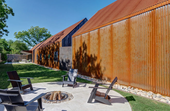 Casa Linder, Dallas, recycled building materials, reused building materials, Buchanan Architecture, gabion walls, vernacular architecture, outdoor patio, swimming pool, green architecture