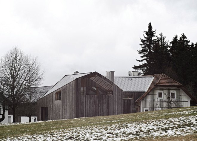 House MK by Hammerschmid Pachl Seebacher Architekten, converted farmhouse, renovated farmhouse, farmhouse modern extension