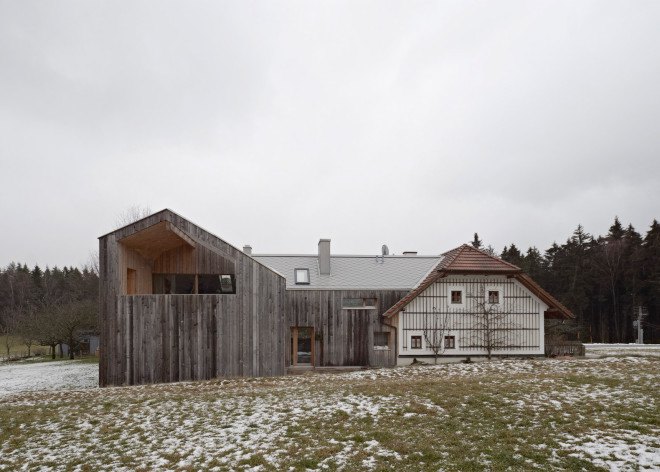 House MK by Hammerschmid Pachl Seebacher Architekten, converted farmhouse, renovated farmhouse, farmhouse modern extension