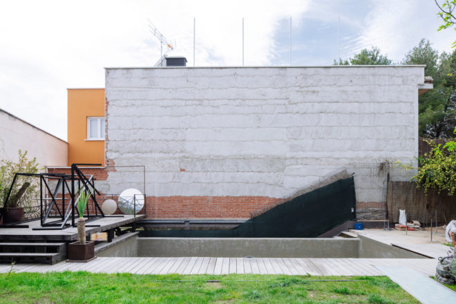 Manuel Ocaña, spain, pool, infinity pool, brick wall, green wall, mirrors, outdoor mirrors, concave mirrors, vegetation, landscape design, vertical garden, living wall