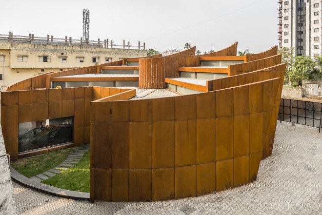 The Crescent by Sanjay Puri Architects, solar savvy architecture, curvaceous Corten Steel building, Corten Steel architecture, Corten steel office building, office design in India,