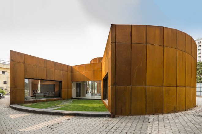 The Crescent by Sanjay Puri Architects, solar savvy architecture, curvaceous Corten Steel building, Corten Steel architecture, Corten steel office building, office design in India,