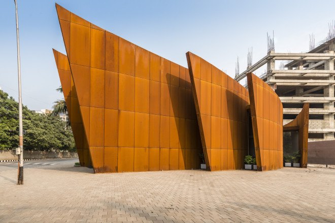 The Crescent by Sanjay Puri Architects, solar savvy architecture, curvaceous Corten Steel building, Corten Steel architecture, Corten steel office building, office design in India,
