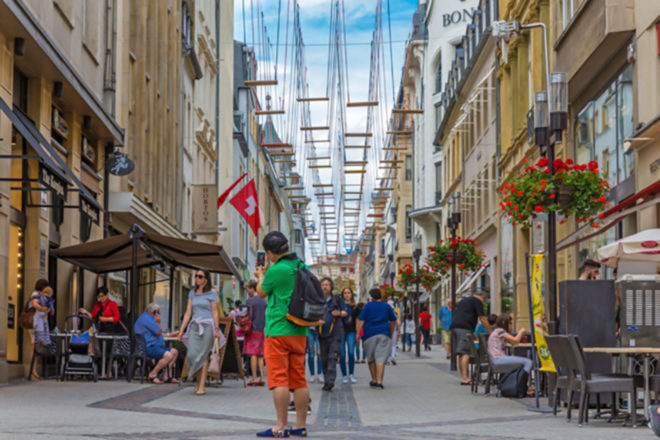 Pedestrians Under Swing Installation in Luxembourg, Luxembourg swings, luxembourg, public art, outdoor art, swings, art installation, Max Mertens, Rue Philippe II, Avenue de la Porte-Neuve, city center, art exhibit