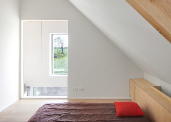 Aartrijke House by Atelier Tom Vanhee, farmhouse renovation project, contemporary farmhouse, modern farmhouse renovation, solar-powered farmhouse, solar-powered renovation,