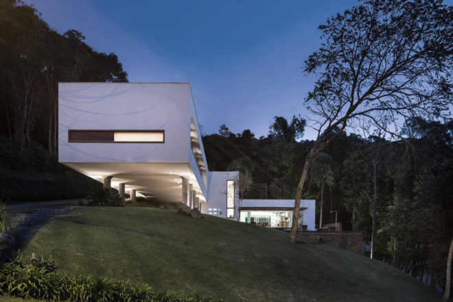 House 4.16.3, Luciano Lerner Basso, Basso Engenharia, brazil, cantilevered house, pool, brazil countryside