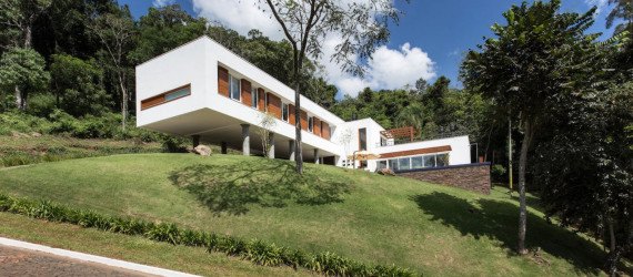 House 4.16.3, Luciano Lerner Basso, Basso Engenharia, brazil, cantilevered house, pool, brazil countryside