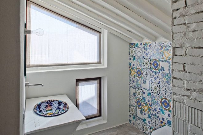 MIDE Architetti, renovated 19th Century home, Farmhouse in the countryside, Tuscany, renovated stone home, stylish interiors, terracota bricks louvre, lime-based plaster