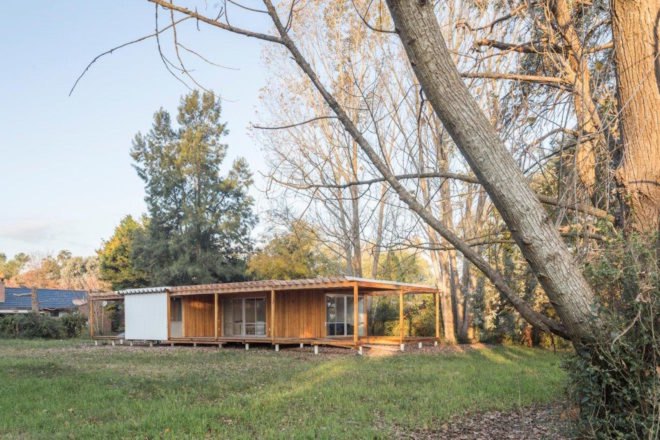 Case de Madera by Estudio Borrachia. Casa de Madera in Buenos Aires, modular architecture in Buenos Aires, Buenos Aires home green roof