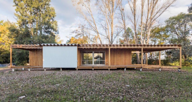 Case de Madera by Estudio Borrachia. Casa de Madera in Buenos Aires, modular architecture in Buenos Aires, Buenos Aires home green roof