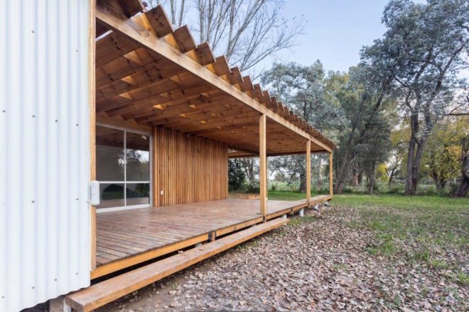Case de Madera by Estudio Borrachia. Casa de Madera in Buenos Aires, modular architecture in Buenos Aires, Buenos Aires home green roof