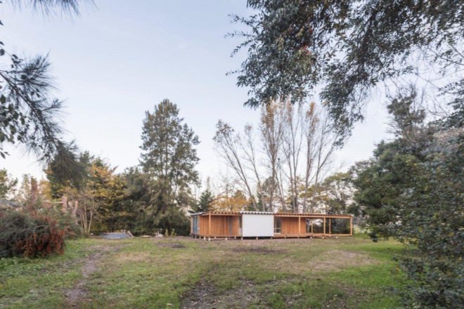 Case de Madera by Estudio Borrachia. Casa de Madera in Buenos Aires, modular architecture in Buenos Aires, Buenos Aires home green roof