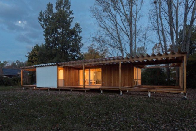 Case de Madera by Estudio Borrachia. Casa de Madera in Buenos Aires, modular architecture in Buenos Aires, Buenos Aires home green roof
