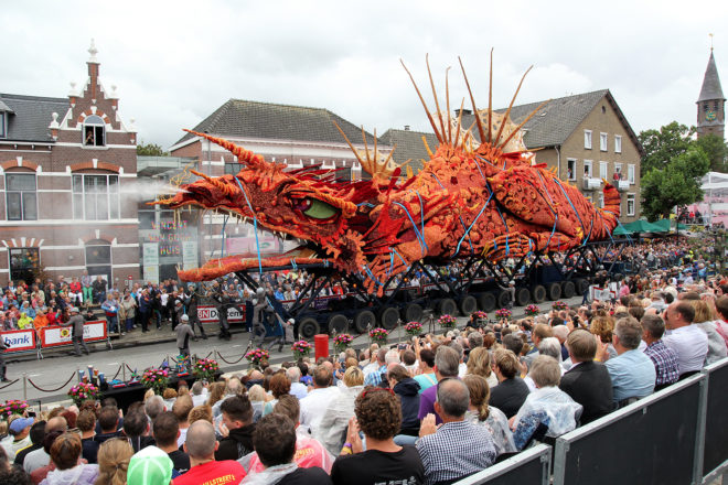 Corso Zundert, Zundert, Netherlands, the Netherlands, 2016 Corso Zundert, flower, flowers, flower parade, flower floats, dahlia, dahlias, dahlia floats, Dangerous Transportation