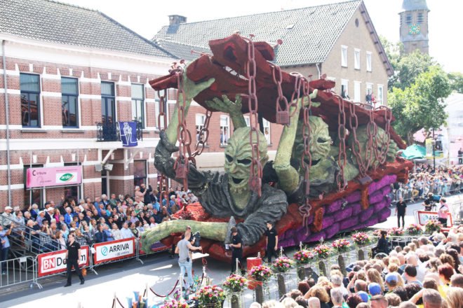 Corso Zundert, Zundert, Netherlands, the Netherlands, 2016 Corso Zundert, flower, flowers, flower parade, flower floats, dahlia, dahlias, dahlia floats, Trapped