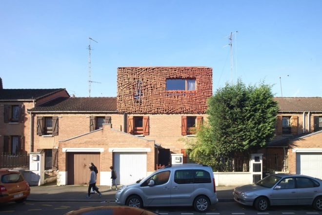 D'Houndt + Bajart architects, nest-like home extension, House extension AB, Castor House, Lille, France, Filter natural light, wooden battens structure, archetypal house,