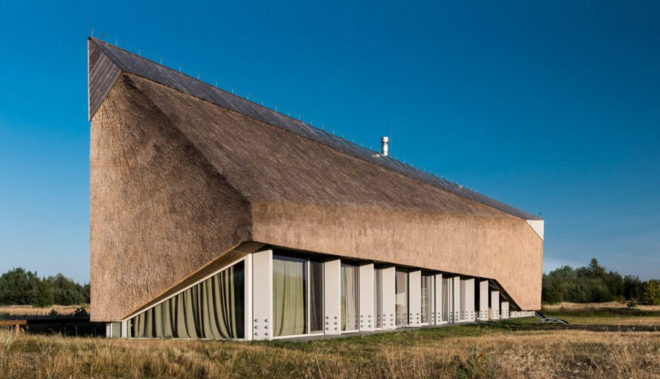 Archispektras, Dune House, thatched roof, holiday house, Latvia, reed hatch, timber cladding, pine wood, green architecture, laminated timber, wood-burning stove