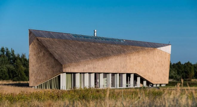 Archispektras, Dune House, thatched roof, holiday house, Latvia, reed hatch, timber cladding, pine wood, green architecture, laminated timber, wood-burning stove