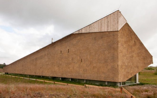 Archispektras, Dune House, thatched roof, holiday house, Latvia, reed hatch, timber cladding, pine wood, green architecture, laminated timber, wood-burning stove