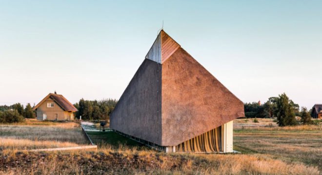 Archispektras, Dune House, thatched roof, holiday house, Latvia, reed hatch, timber cladding, pine wood, green architecture, laminated timber, wood-burning stove