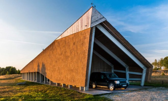Archispektras, Dune House, thatched roof, holiday house, Latvia, reed hatch, timber cladding, pine wood, green architecture, laminated timber, wood-burning stove