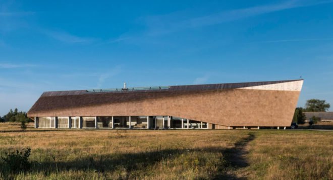 Archispektras, Dune House, thatched roof, holiday house, Latvia, reed hatch, timber cladding, pine wood, green architecture, laminated timber, wood-burning stove