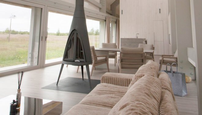 Archispektras, Dune House, thatched roof, holiday house, Latvia, reed hatch, timber cladding, pine wood, green architecture, laminated timber, wood-burning stove