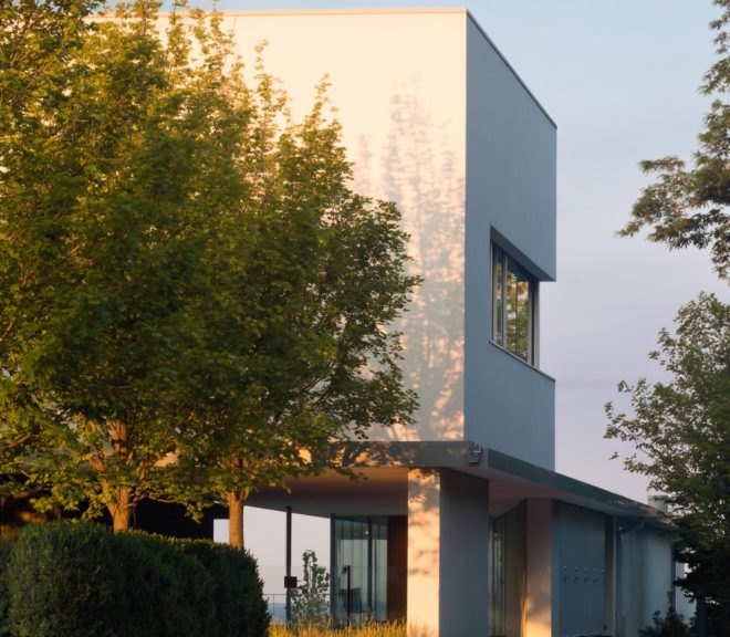 House to the Beach by Gluck+, geothermal energy house in Chicago, West Coast architecture in the midwest, Chicago lakeside house, modern minimalist architecture in Chicago, energy efficient architecture by Gluck+