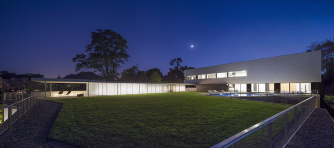 House to the Beach by Gluck+, geothermal energy house in Chicago, West Coast architecture in the midwest, Chicago lakeside house, modern minimalist architecture in Chicago, energy efficient architecture by Gluck+