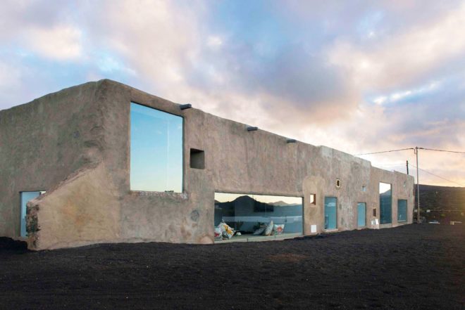 Nestor Perez Batista, Clay, lime and glass home, Tegoyo I, Mayca and Gonzalo Bethencourt, natural materials, volcanoes views,