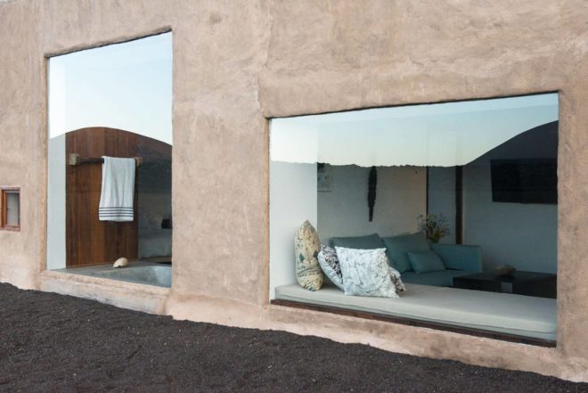 Nestor Perez Batista, Clay, lime and glass home, Tegoyo I, Mayca and Gonzalo Bethencourt, natural materials, volcanoes views,