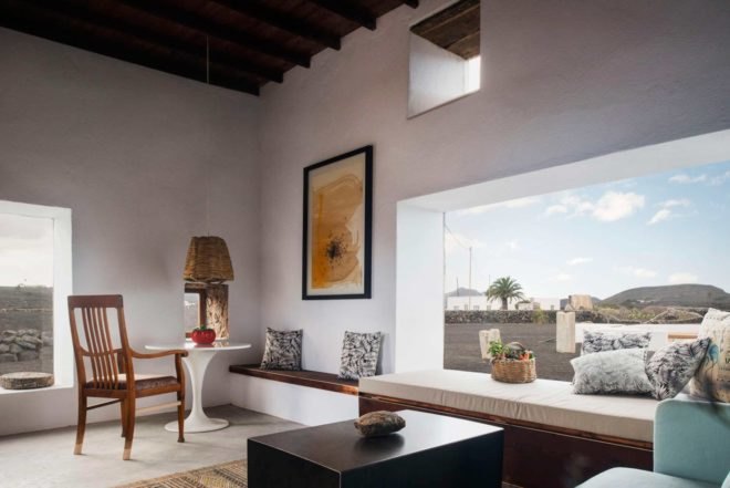 Nestor Perez Batista, Clay, lime and glass home, Tegoyo I, Mayca and Gonzalo Bethencourt, natural materials, volcanoes views,