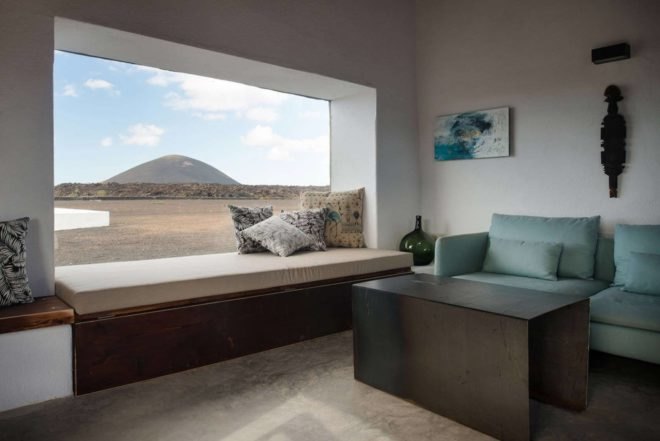 Nestor Perez Batista, Clay, lime and glass home, Tegoyo I, Mayca and Gonzalo Bethencourt, natural materials, volcanoes views,