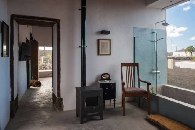 Nestor Perez Batista, Clay, lime and glass home, Tegoyo I, Mayca and Gonzalo Bethencourt, natural materials, volcanoes views,
