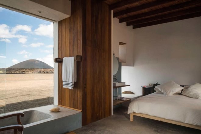 Nestor Perez Batista, Clay, lime and glass home, Tegoyo I, Mayca and Gonzalo Bethencourt, natural materials, volcanoes views,