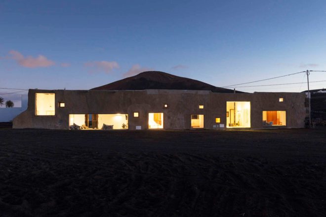 Nestor Perez Batista, Clay, lime and glass home, Tegoyo I, Mayca and Gonzalo Bethencourt, natural materials, volcanoes views,
