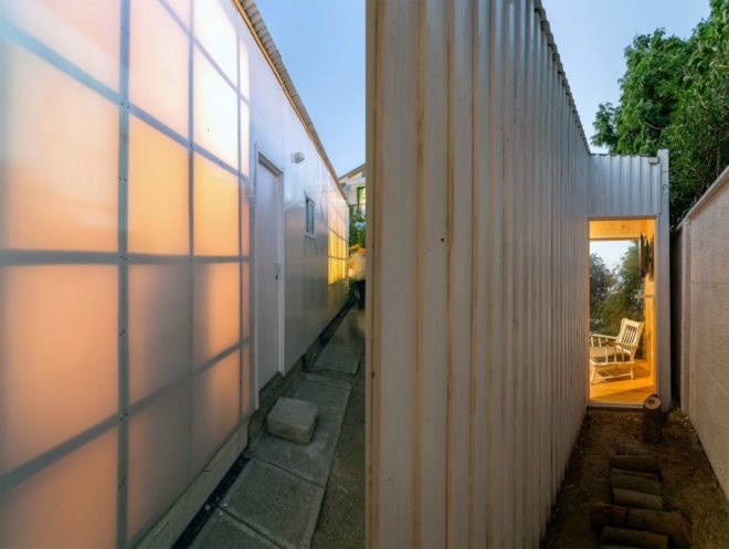 Polycarbonate Cabin by Alejandro Soffia, Guanaqueros architecture, Alejandro Soffia low cost architecture, tight budget good design, good architecture on a budget, polycarbonate architecture. Polycarbonate Cabin in Guanaqueros