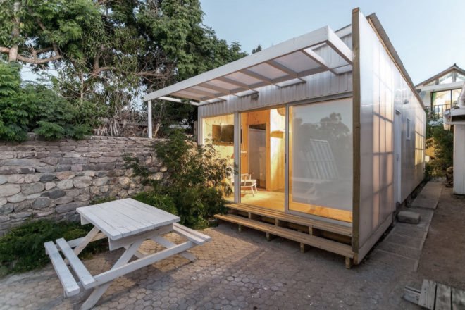 Polycarbonate Cabin by Alejandro Soffia, Guanaqueros architecture, Alejandro Soffia low cost architecture, tight budget good design, good architecture on a budget, polycarbonate architecture. Polycarbonate Cabin in Guanaqueros