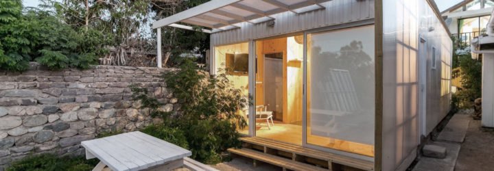 Polycarbonate Cabin by Alejandro Soffia, Guanaqueros architecture, Alejandro Soffia low cost architecture, tight budget good design, good architecture on a budget, polycarbonate architecture. Polycarbonate Cabin in Guanaqueros